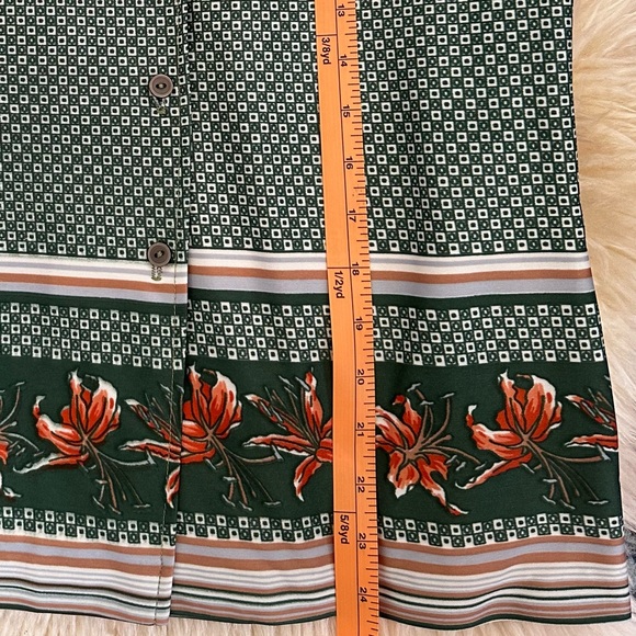 The Wilroy Traveler NY Green Patterned Button down Top - Picture 6 of 10